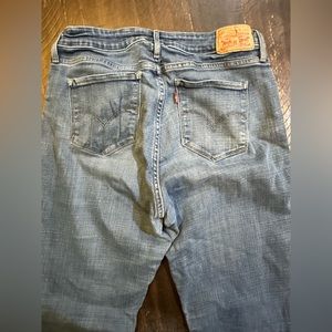 Woman’s Levi’s size 815. Curvy